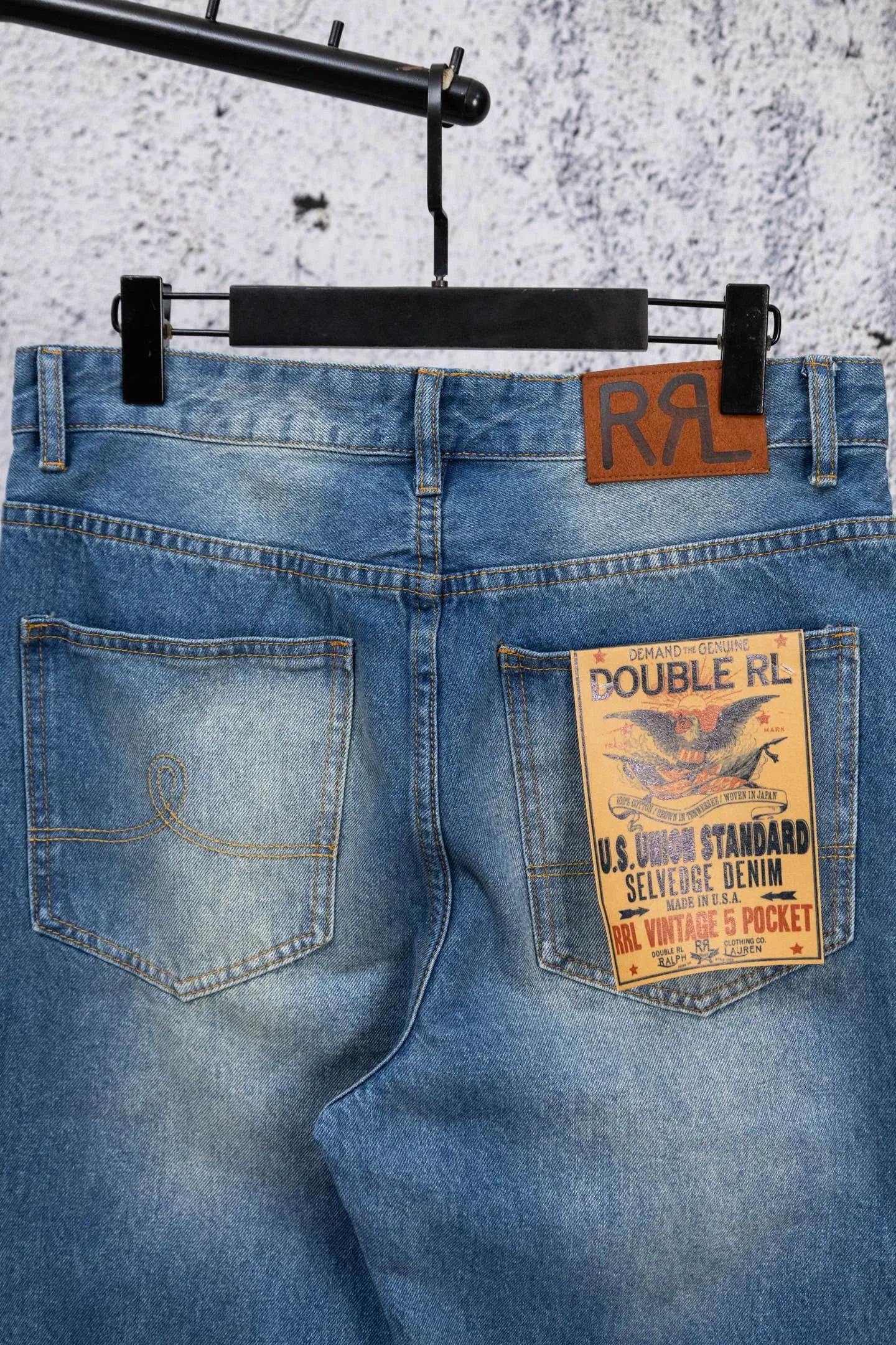 P230 Ralph Lauren 2026RRL retro ripped jeans, American retro essentials, classic loose fit: 13.75oz Japanese selvage denim, made in the United States, 100% cotton, perfect texture! Durable and non-shrinking: Mechanical pre-shrunk finishing® technology, still fit after long-term wear, retro wash has a more timeless taste ~ Size: 28--34 Color: Denim blue